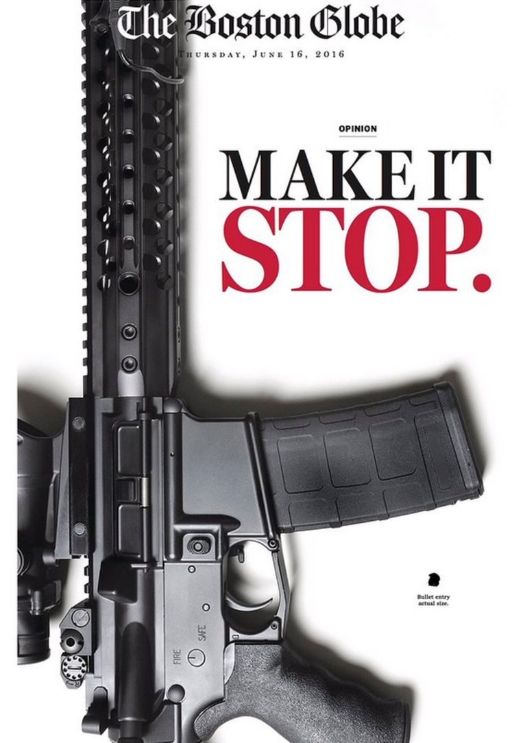 De voorpagina van The Boston Globe toont vandaag een AR-15, het automatische wapen dat door Omar Mateen afgelopen weekeinde werd gebruikt om een bloedbad mee aan te richten in homobar Pulse in Orlando, Florida. Beeld Boston Globe, screenshot