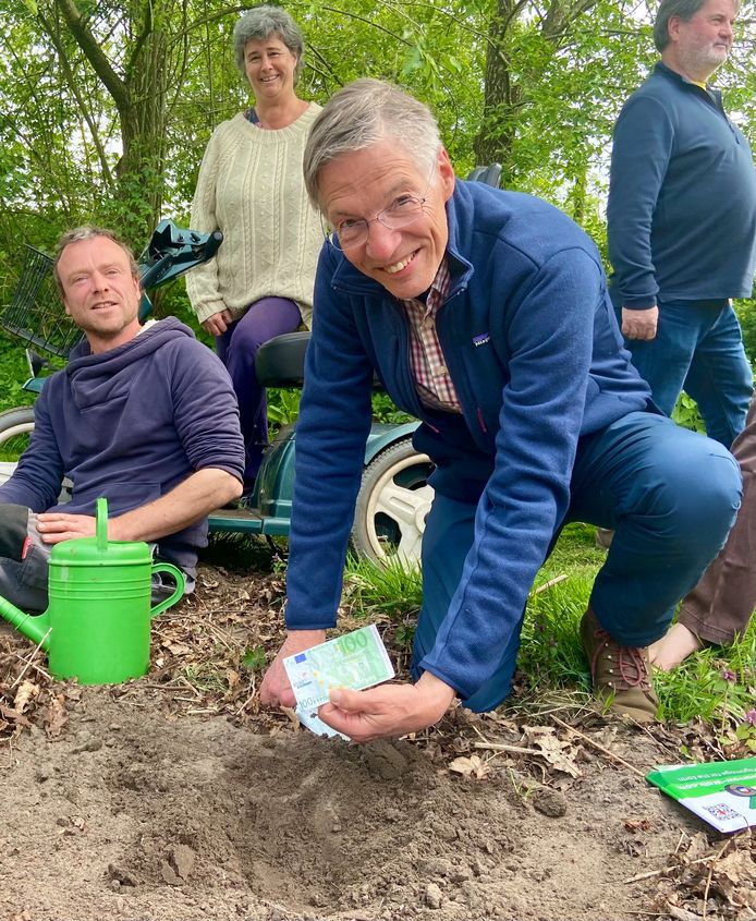 Henry plant 100 euro. Het zaadpapiertje zal uitgroeien tot bloemen