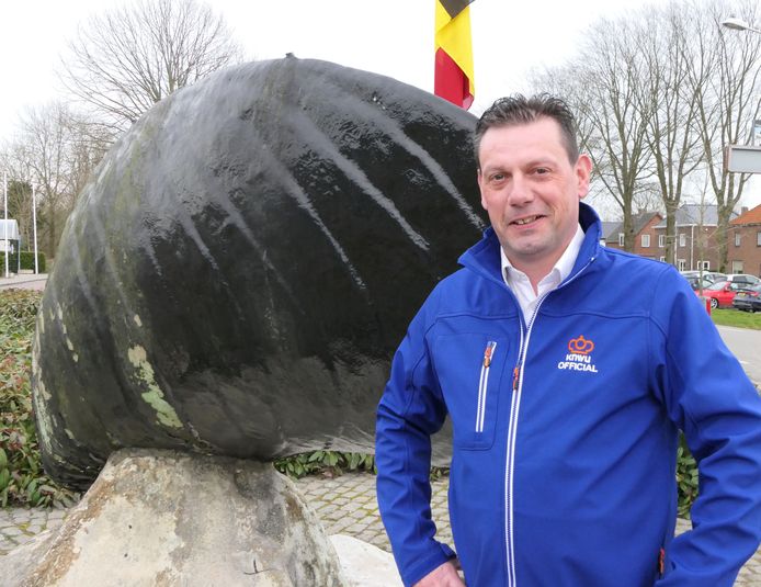 Wielerconsul Edwald Martijn bij het Mosselmonument.