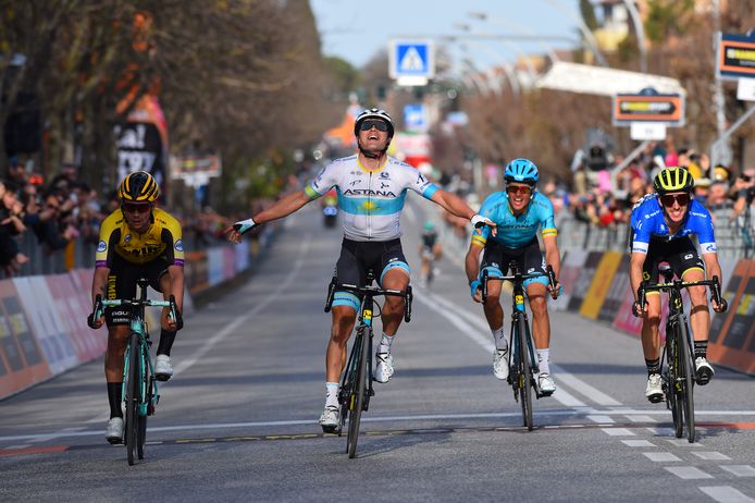 Jakob Fuglsang komt juichend over de streep in etappe vier van de Tirreno-Adriatico vorig jaar.