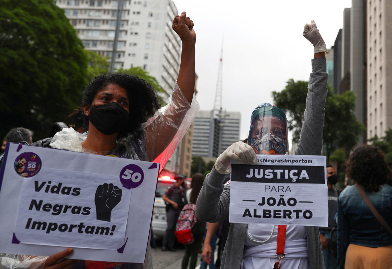 Demonstranten in São Paulo met spandoeken waarop de tekst ‘Zwarte levens doen er toe’ en ‘Gerechtigheid voor João Alberto’ staat.