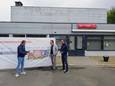 Schepen van Sport Peter Thijs en Burgemeester Bruno Steegen bij de plannen op de site van de sporthal in Eigenbilzen.