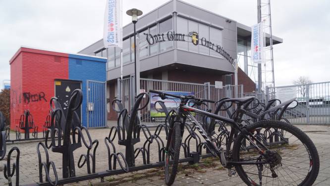 Geen fietsen en scooters toegestaan op terrein SV Spakenburg, alles wordt vóór halve bekerfinale weggehaald