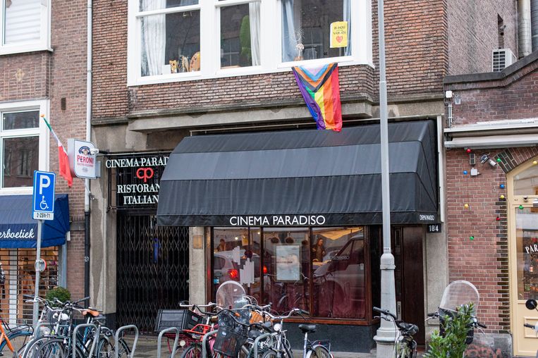 Cinema Paradiso aan de Westerstraat is beschoten. De kogelgaten zijn afgeplakt met tape. Beeld MAARTEN BRANTE