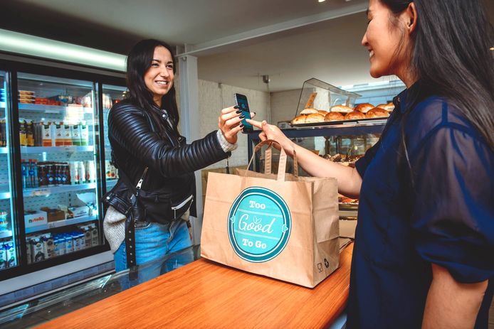 Mensen die eten bestellen bij de Too Good To Go app, kunnen dit in de winkel ophalen.