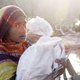 Slachtoffers storm Bangladesh krijgen voedselhulp