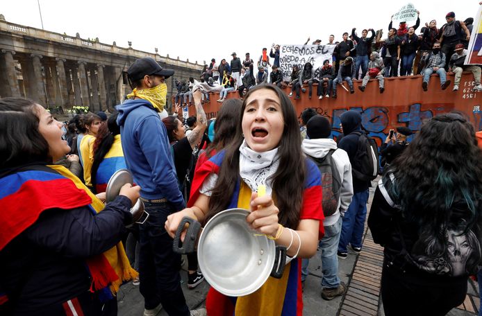 Betogers protesteerden ook voor het donker in Bogota tegen het beleid van president Ivan Duque.