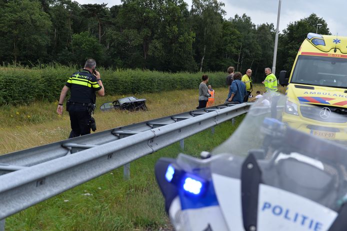 Politie doet onderzoek na het ongeval op de A50 bij Apeldoorn/Teuge.