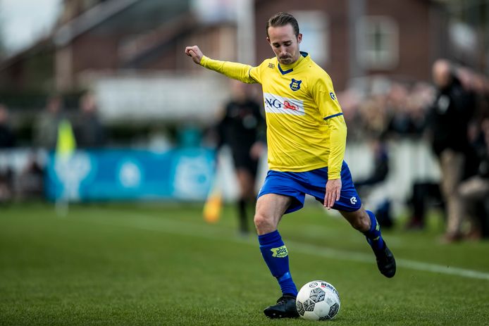 Dongen-speler Paul van Zon kreeg de kans om zijn ploeg op voorsprong te schieten tegen JVC Cuijk. (archieffoto)