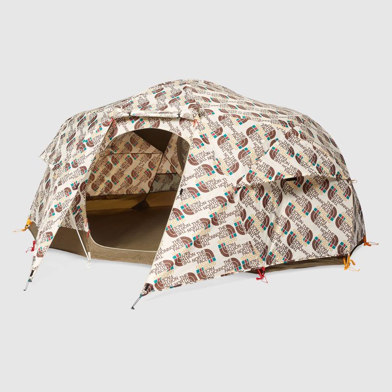 Tent bedolven onder logo’s. Beeld .