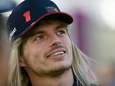 Max Verstappen steelt de show met een blonde pruik, maar waarom eigenlijk?