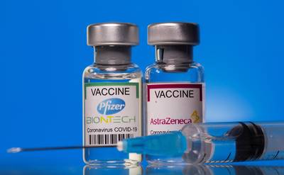 Deux personnes ont reçu une première dose du vaccin Pfizer puis une deuxième du vaccin AstraZeneca