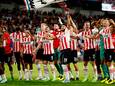 PSV viert feest na het bereiken van de play-offs van de Champions League.