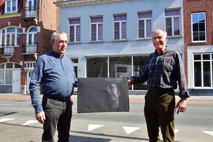 Jan Balemans en Frans van Oorschot van de Stichting Pont des Arts met op een portret van fotograaf Aad Meijer en op de achtergrond de nieuwe expositieruimte in de voormalige City Bar.