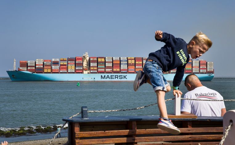 Een containerschip van Maersk. Het Deense bedrijf spant zich volgens de onderzoekers aantoonbaar in voor bijna alle verduurzaming die nodig is. Beeld Arie Kievit