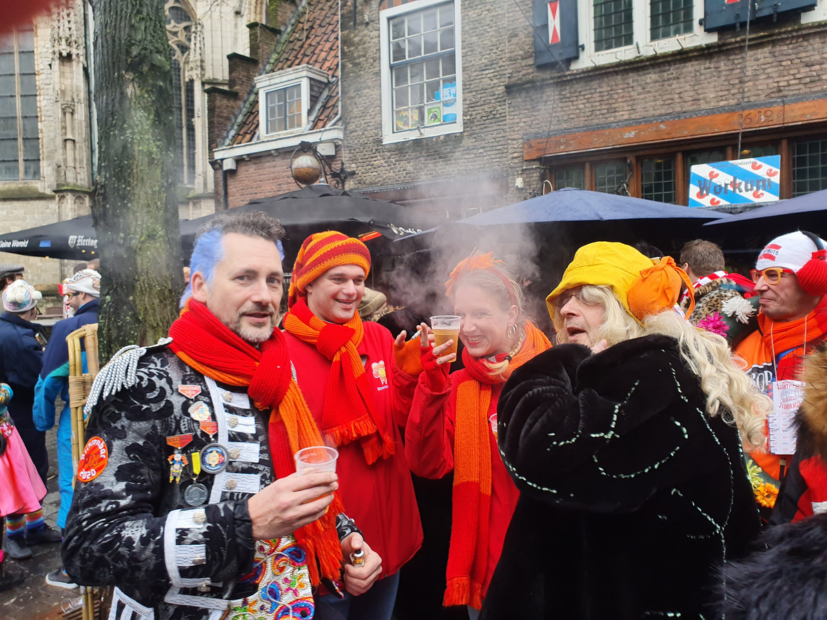 Centrum van Breda vol feestvierders voor het jaarlijkse klûnen Foto