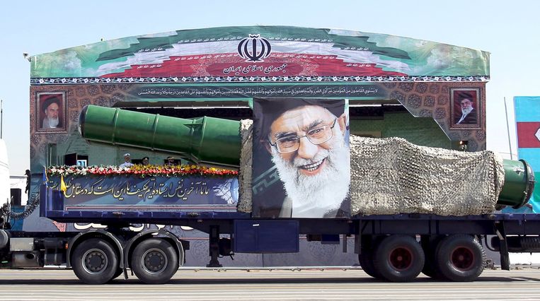 Een militaire truck met een raket en een afbeelding van Ayatollah Khamenei tijdens een optocht in Teheran in september Beeld reuters
