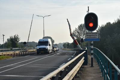 Verwarring bij bestuurders als vrachtwagen slagboom ramt in Poederoijen, sluis dicht voor scheepvaar