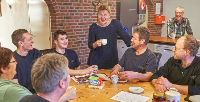 Helma van der Heijden tijdens de koffiepauze tussen haar personeel op varkensbedrijf De Heijderhoeve te Heeswijk Dinther.
