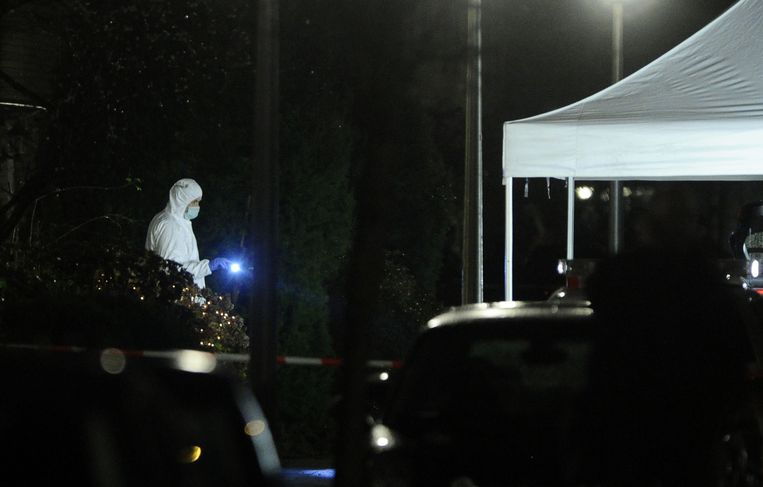 Rechercheurs doen onderzoek op de Beeckestijn in Amstelveen waar een vrouw is doodgeschoten. Beeld anp
