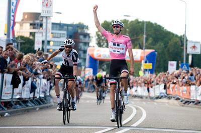 Tom Dumoulin in het roze de snelste in Tiel