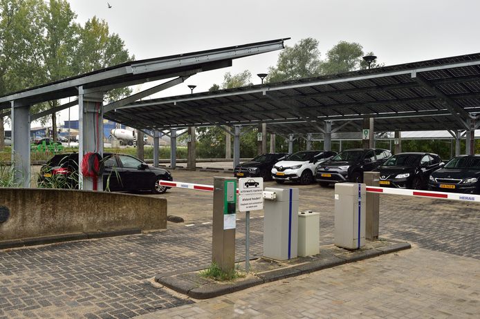 Archieffoto. Zonnepanelen boven parkeerplaats BAM.