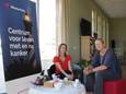 Mireille Verton (l) en Joke Davenne zijn twee van de acht vrijwilligers van het Inloophuis van Westerlicht in Zierikzee