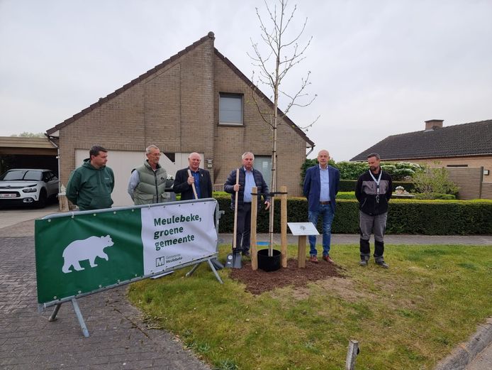 Enkele leden van de groendienst, schepenen Rik Priem en Danny Bossuyt plantten samen met burgemeester Dirk Verwilst een 'klimaatboom' aan.
