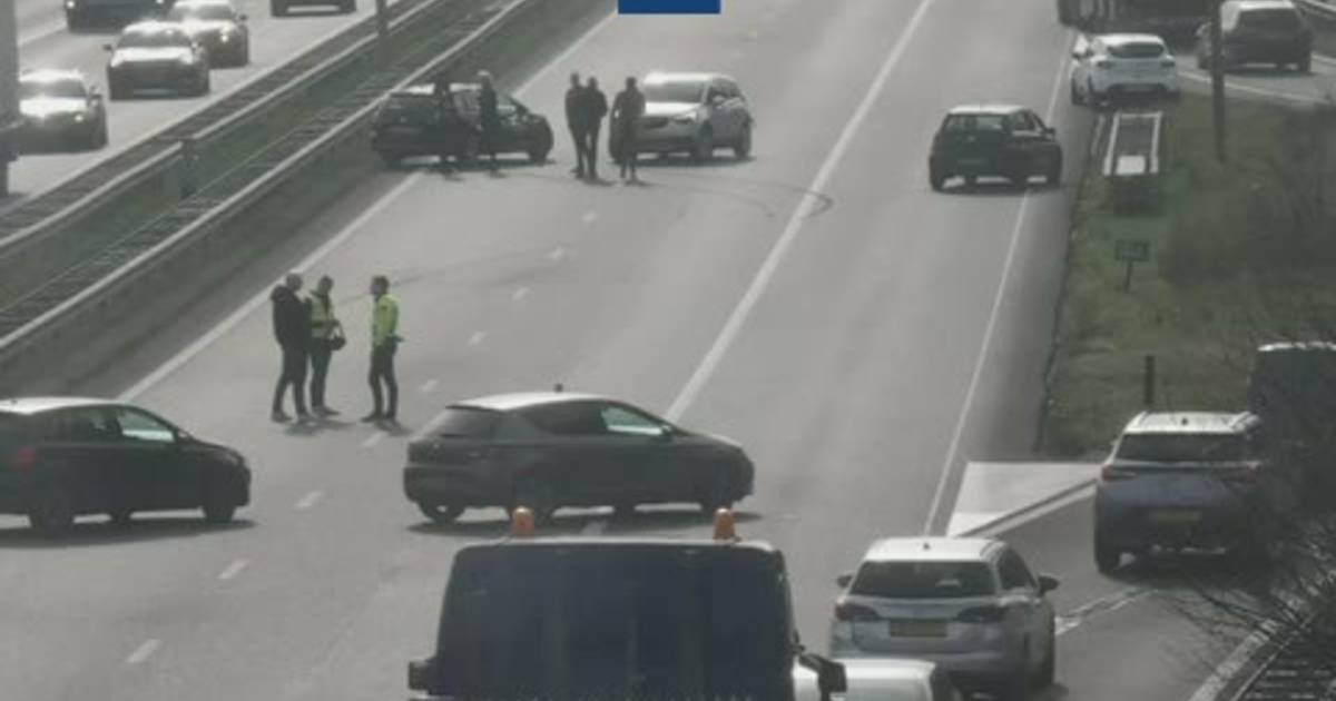 Snelweg A50 vlakbij Hoenderloo dicht na ongeluk met meerdere voertuigen.