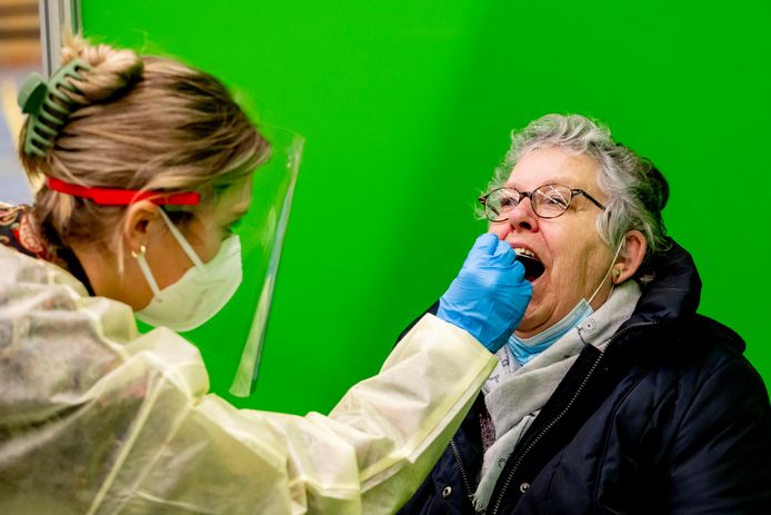 Het afnemen van een coronatest door een medewerker van de GGD.