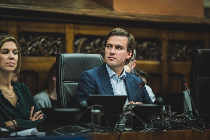 Aantredend burgemeester Mathias De Clercq.