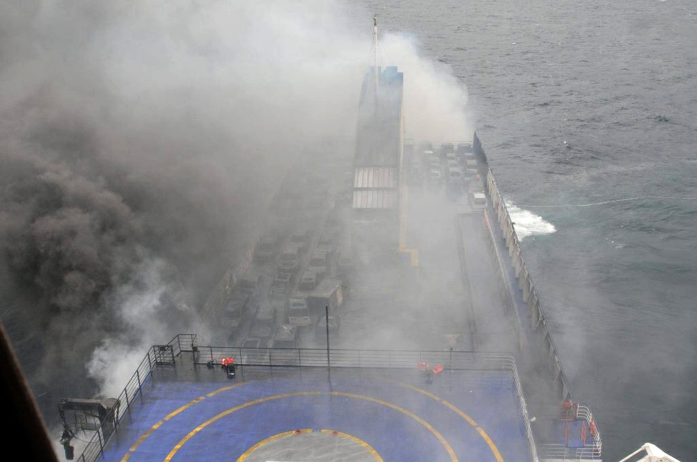 пожар на корабле в море. взрыв нефтяной платформы deepwater horizon. пожар на пароме «скандинавиан стар». Deepwater horizon ликвидация. парлм с фонтаном на борту.