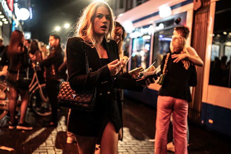 Drukte op het Leidseplein in het centrum van Amsterdam, de eerste avond nadat de coronamaatregelen grotendeels zijn losgelaten. Beeld Joris van Gennip