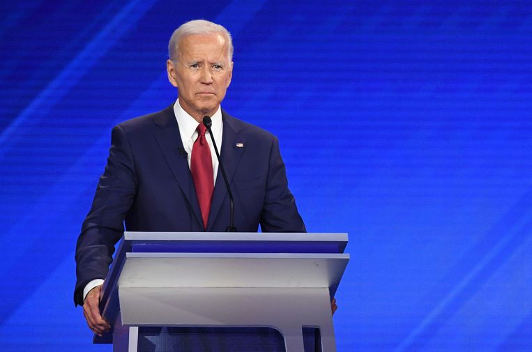 Joe Biden tijdens een recent debat met mede-presidentskandidaten van de Democraten. Beeld AFP