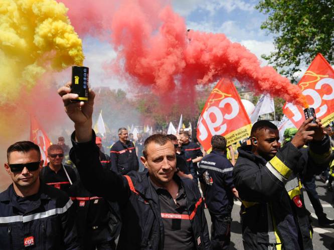 Plusieurs milliers de pompiers manifestent à Paris, réclamant une prime JO