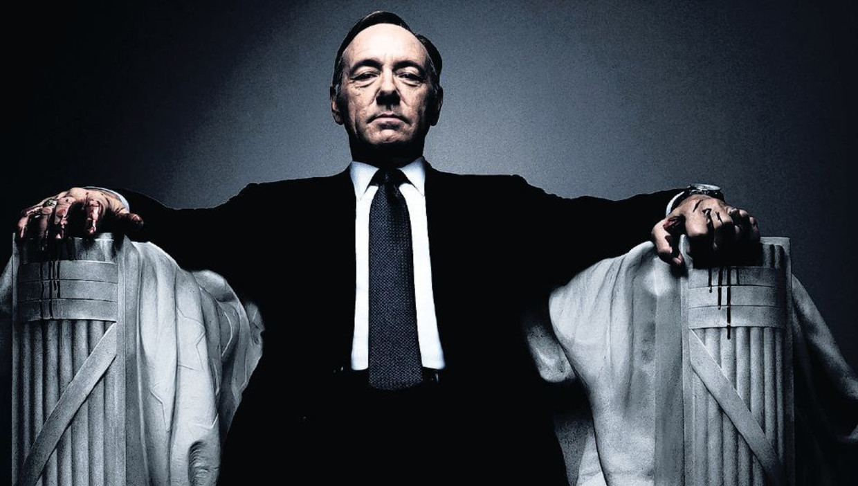 Zou de campagneposter van het nieuwe seizoen een voorteken zijn? Underwood zit, terwijl het bloed van zijn handen druipt, in de marmeren troon van het Lincoln Memorial. Beeld  