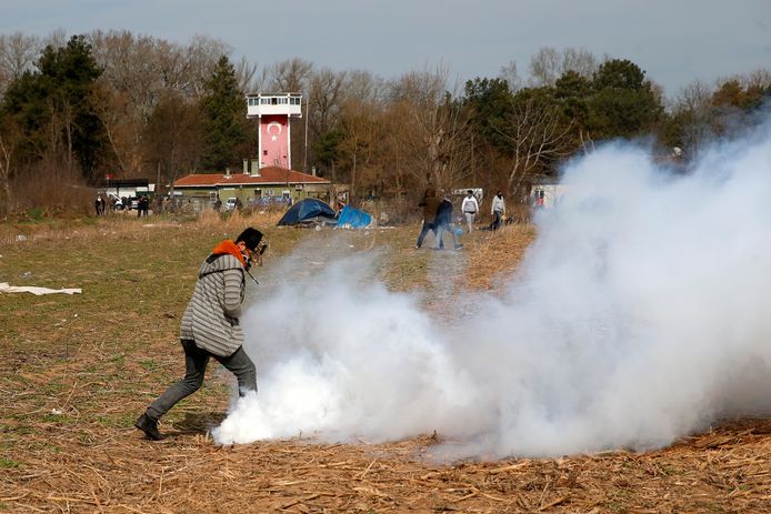 Griekenland zet traangas in tegen de toestroom van migranten.