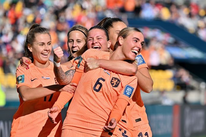 Jill Roord viert de 0-1 voor Nederland tijdens de wedstrijd tussen de Verenigde Staten en Nederland in het Sky Stadium op het WK voetbal in Nieuw-Zeeland en Australië.