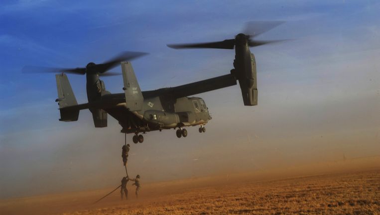 Amerikaanse commando's van de 10th Special Forces Group oefenen in New Mexico hoe ze vanuit een Osprey-heli moeten worden gedropt. Beeld US Air Force