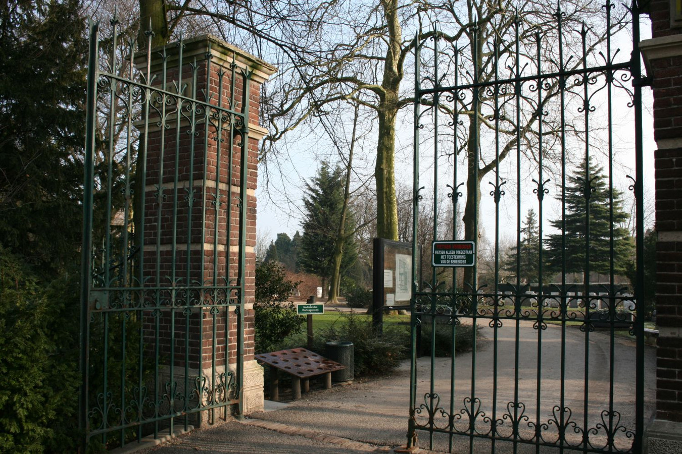 Het hek van de begraafplaats in Sliedrecht gaat voortaan echt dicht, zodra het donker is.