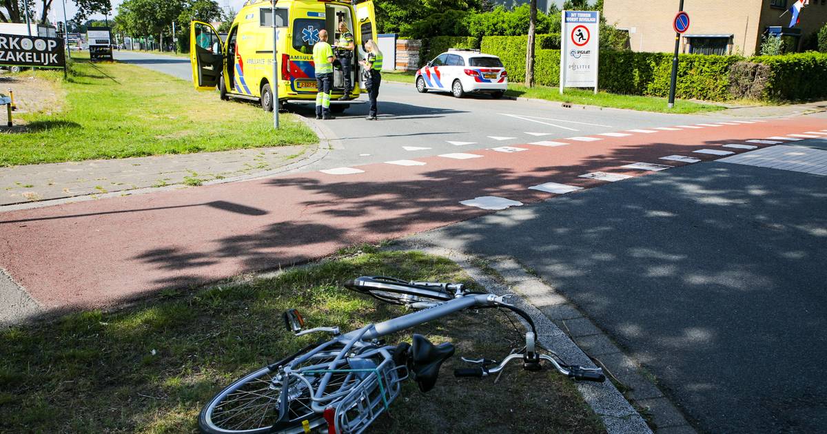 Gewonde fietser naar het ziekenhuis na botsing met auto in Apeldoorn.