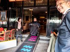 Eindhovens ‘plenkske’ maakt horeca Dommelstraat toegankelijk voor rolstoelers