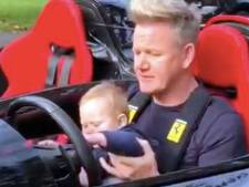 Opmerkelijke beelden: Gordon Ramsay leert zes maanden oude zoontje autorijden