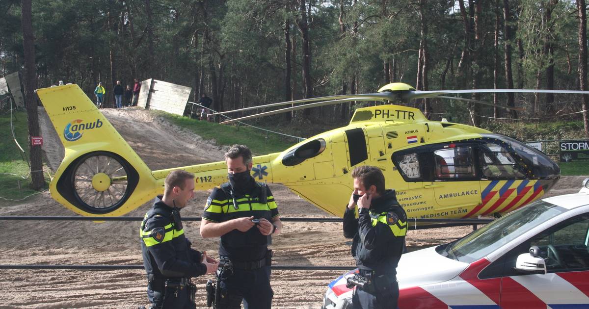 Jochie uit Friesland houdt klaplong, gebroken bovenbeen en scheurtje in de oogkas over aan ongeluk op motorcrossbaan in Nunspeet