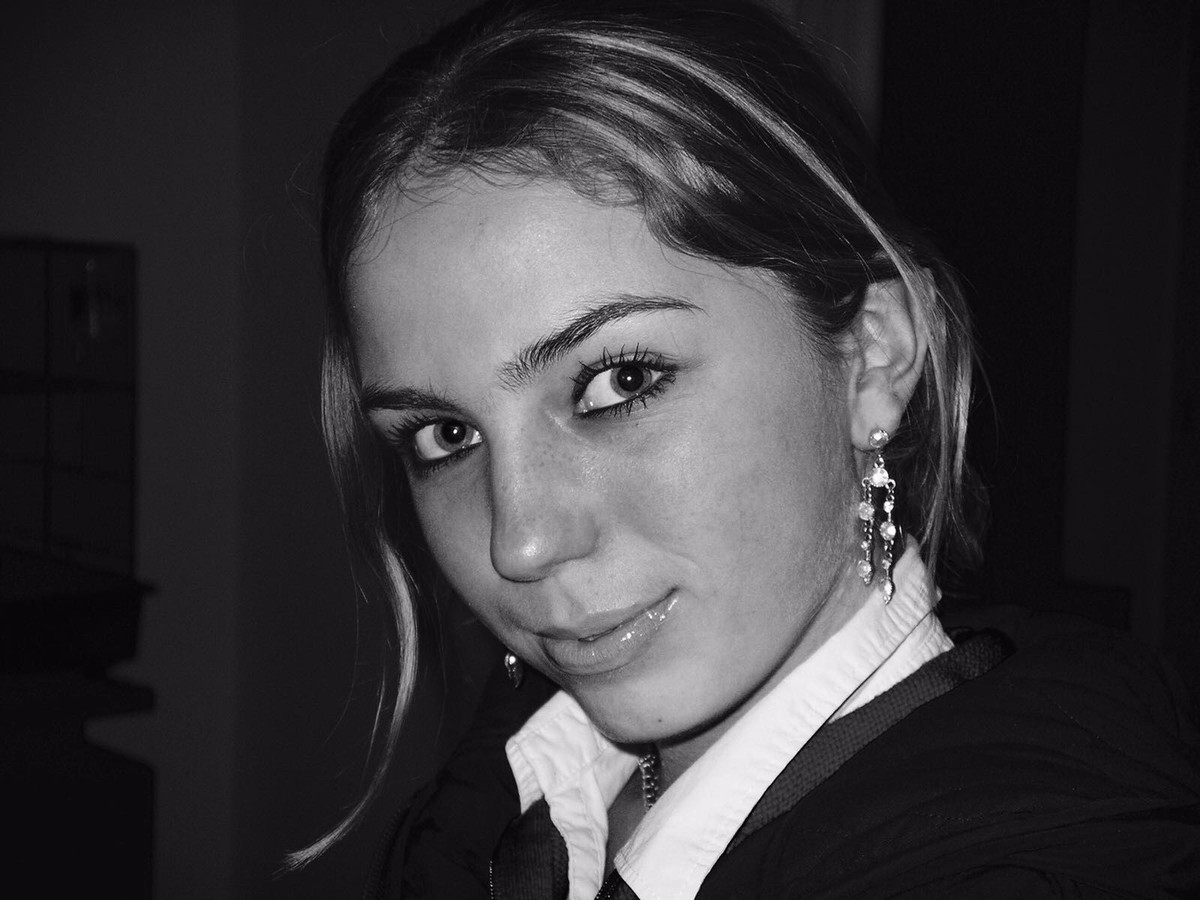 Simone verloor de strijd tegen anorexia, haar broer keert nu terug op ...