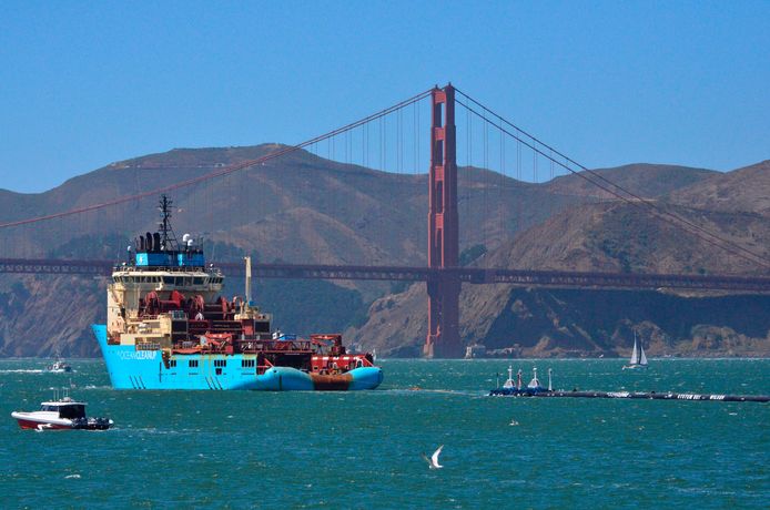 The Ocean Cleanup onderweg bij de beroemde Golden Gate Bridge in San Francisco. Sinds dat project wereldwijd aandacht kreeg, is er ook in ons land draagvlak voor projecten om plastic uit de nationale waterwegen te halen.