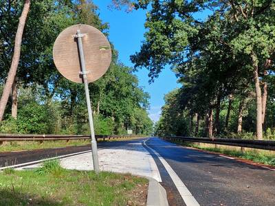 Bamboe verkeersborden langs de N631 oplossing voor tekort aan aluminium