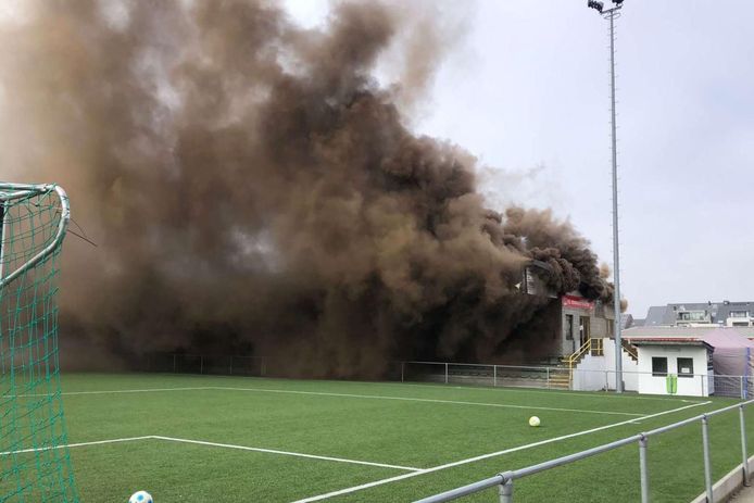 De kantine van voetbalclub Sint-Lievens-Houtem brandde zondagnamiddag volledig uit.
