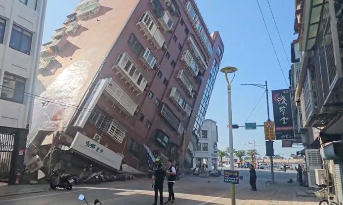In de oostelijke stad Hualien is een gebouw gedeeltelijk ingestort.