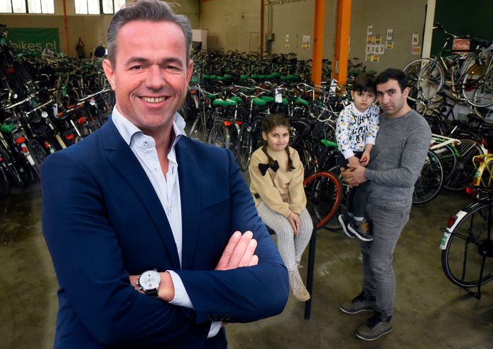 Dennis Captein met op de achtergrond de Armeense asielzoeker Martin Karpetian en zijn kinderen Mariam en Askot.